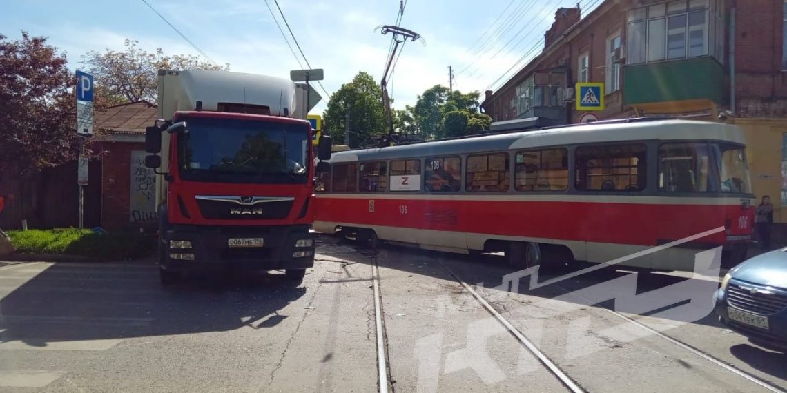 В Краснодаре трамвай врезался в грузовик: машинист в больнице