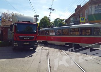 В Краснодаре трамвай врезался в грузовик: машинист в больнице