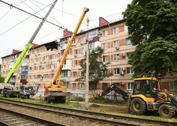 В Краснодаре начали разбирать поврежденную часть крыши дома, где произошел взрыв