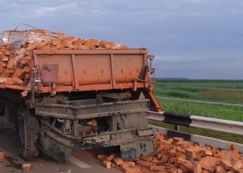 В ДТП с двумя грузовиками на Кубани пострадал водитель