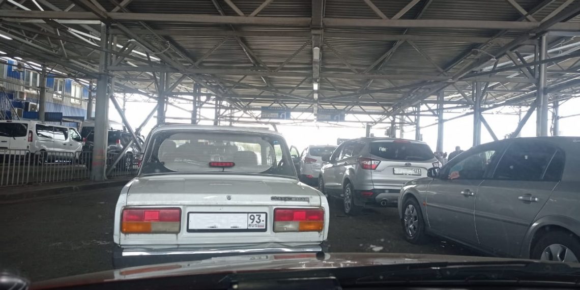 В Сочи образовалась пробка на границе с Абхазией