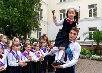В Сочи последний звонок прозвенел для 10 тысяч выпускников