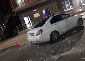 В Краснодаре пеноблок сбросили на автомобиль с 13-го этажа