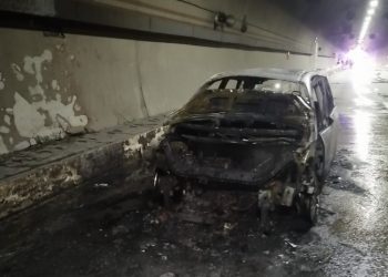 В Сочи на дублере Курортного проспекта из-за вспыхнувшего автомобиля перекрыто движение