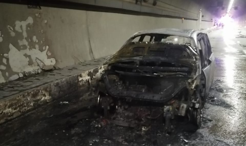 В Сочи на дублере Курортного проспекта из-за вспыхнувшего автомобиля перекрыто движение