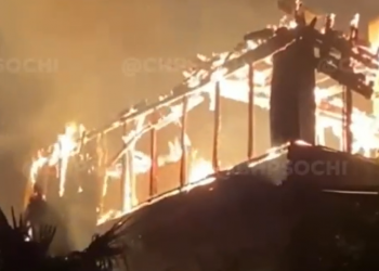 В Хостинском районе Сочи вечером 8 мая сгорел двухэтажный дом площадью 120 кв. метров