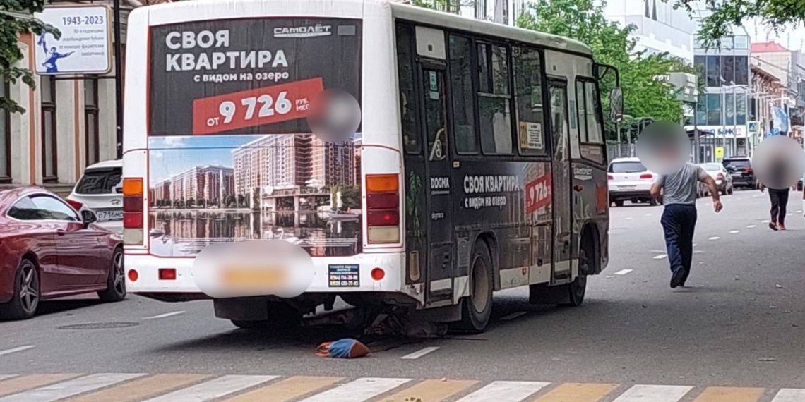 Под колесами автобуса в Краснодаре погибла 83-летняя женщина