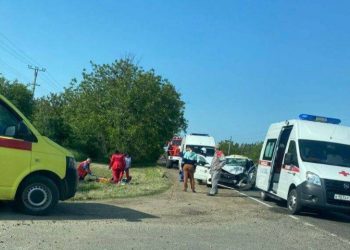 В ДТП с такси в Краснодаре погиб один человек, и еще четверо пострадали