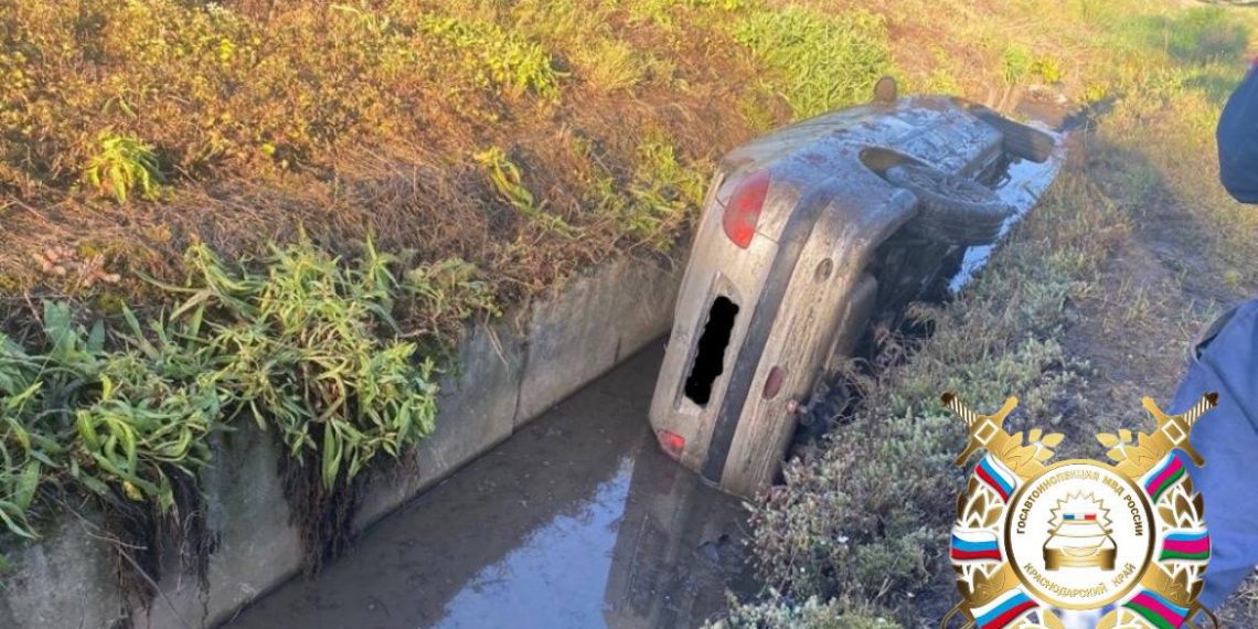 На Кубани Peugeot опрокинулся в водосточную яму: пострадал водитель
