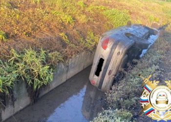 На Кубани Peugeot опрокинулся в водосточную яму: пострадал водитель