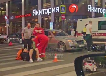 В Краснодаре машина сбила доставщика на мопеде