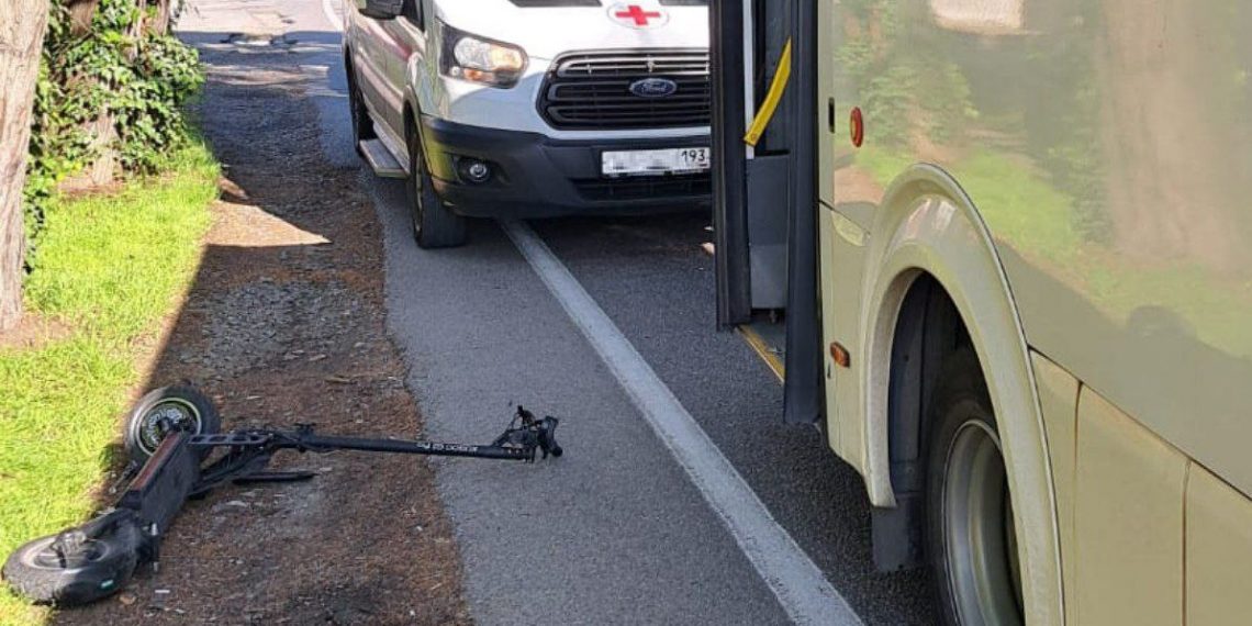 В Сириусе мужчина на самокате врезался в автобус