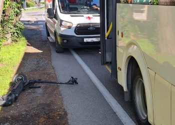 В Сириусе мужчина на самокате врезался в автобус