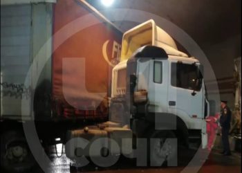 В Сочи фура врезалась в стену: пострадал водитель