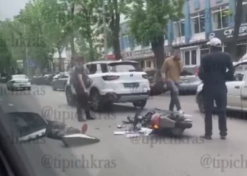 В Краснодаре мотоциклист врезался в легковушку и попал в больницу