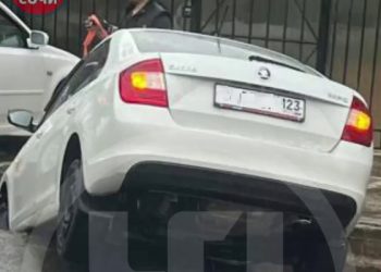 В Сочи иномарка провалилась в ливневку