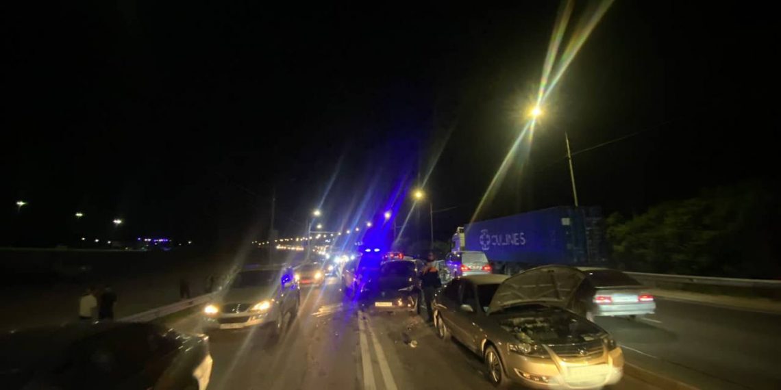 В ДТП с шестью авто в Новороссийске пострадали два человека