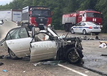 На Кубани водитель Toyota врезался в грузовик и попал в больницу