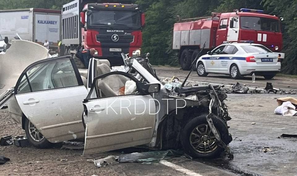 На Кубани водитель Toyota врезался в грузовик и попал в больницу