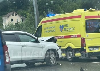 В Сочи легковушка врезалась в ограждение: пострадал водитель