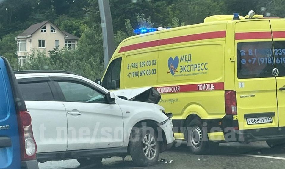 В Сочи легковушка врезалась в ограждение: пострадал водитель