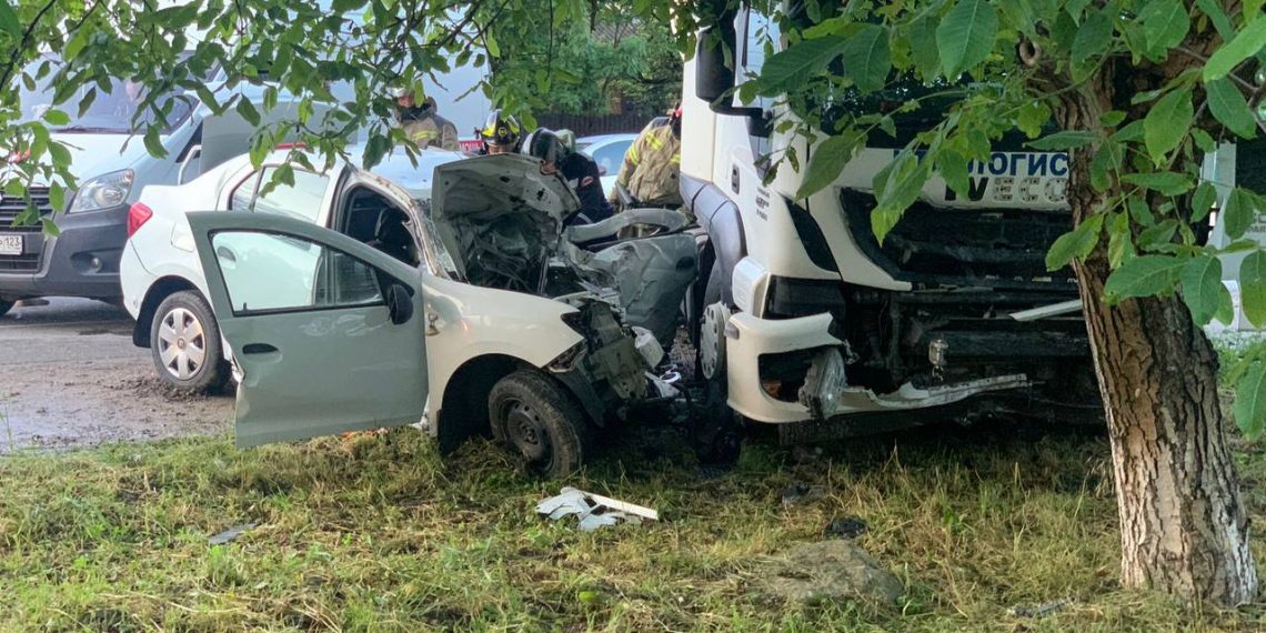 На Кубани водитель Renault врезался в грузовик и погиб