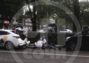 В Сочи мужчину на самокате зажало между двух машин