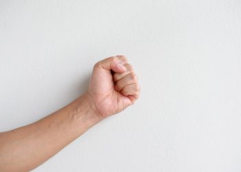 В Краснодаре мужчина избил в лифте 15-летнего школьника