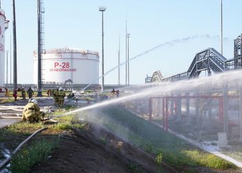 Резервуар с нефтепродуктами на Кубани тушат 188 человек