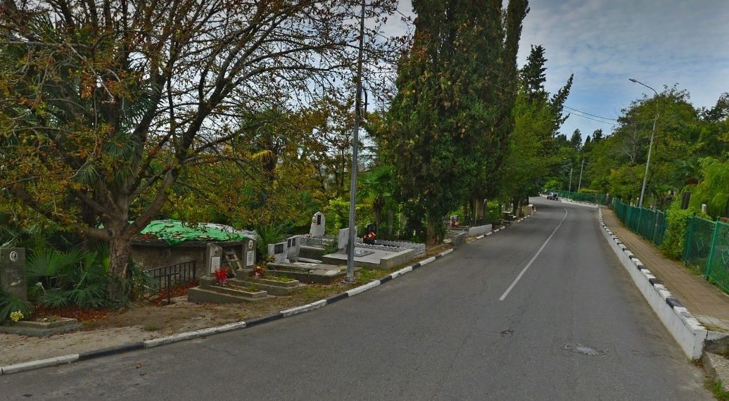 В Сочи голая парочка разгуливала по кладбищу