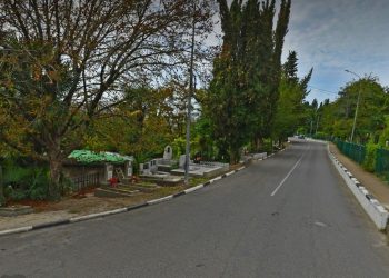 В Сочи голая парочка разгуливала по кладбищу