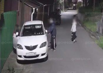 В Сочи полиция ищет подростков, обокравших две машины