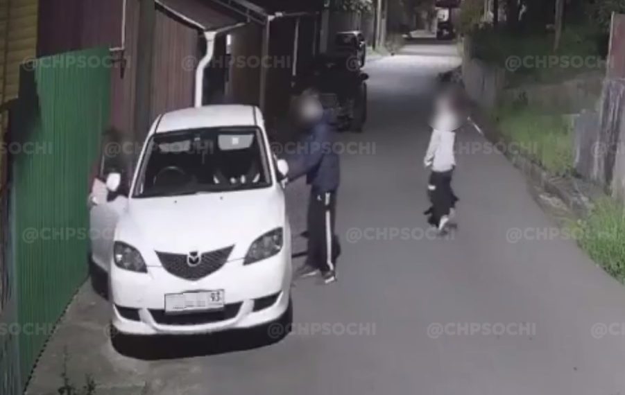 В Сочи полиция ищет подростков, обокравших две машины