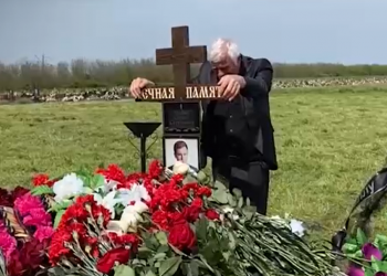 В Усть-Лабинске 5 мая на похоронах убитого аниматора Кирилла Чубко сын положил рисунки в гроб