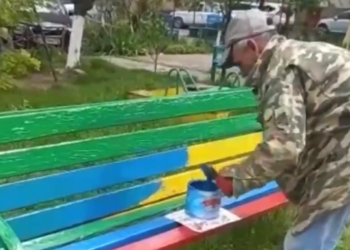 В Новороссийске перед Днем Победы засняли желто-синие лавочки