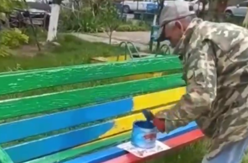 В Новороссийске перед Днем Победы засняли желто-синие лавочки