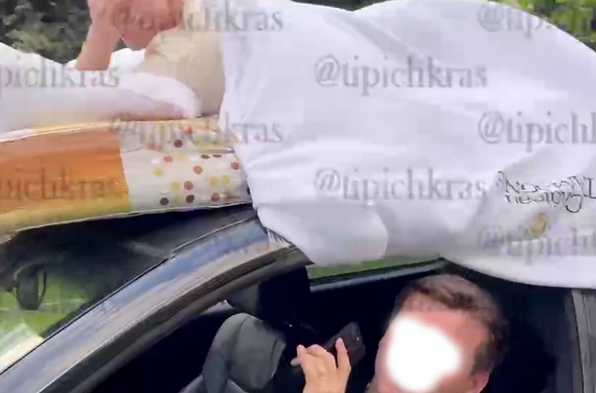 В Краснодаре полиция оштрафовала блогеров, прокатившихся на матрасе по городу