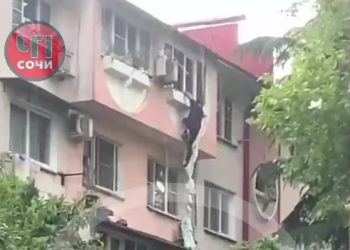 Появились подробности инцидента с упавшим с пятого этажа мужчиной в Сочи