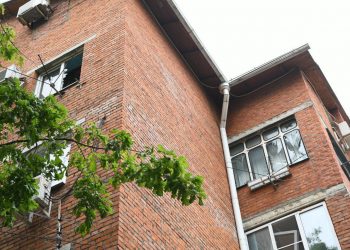 В Краснодаре в ближайшее время заменят выбитые после хлопка окна