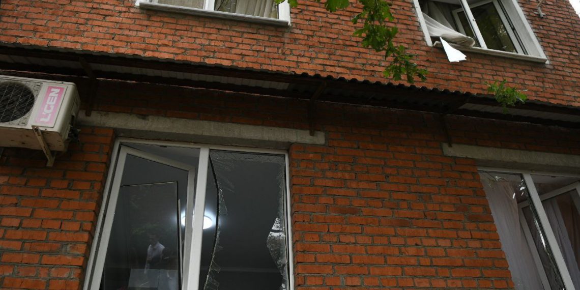 После хлопка в Краснодаре повыбивало окна, и повредилась кровля