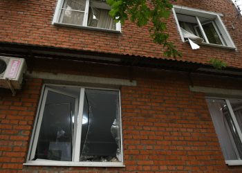 После хлопка в Краснодаре повыбивало окна, и повредилась кровля