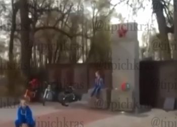 Полиция заинтересовалась конфликтом из-за детей, которые играли возле памятника на Кубани