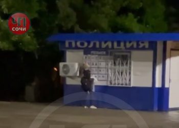 В Сочи женщина срывала фотороботы и ломилась в полицейский пункт