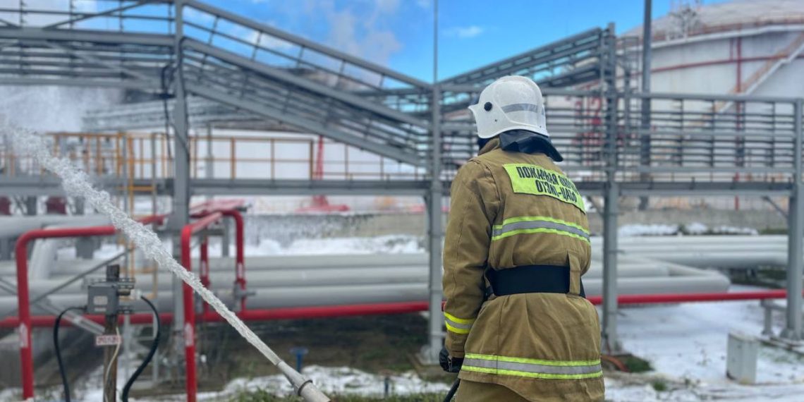 К тушению горящего резервуара на Кубани привлекли более 250 человек
