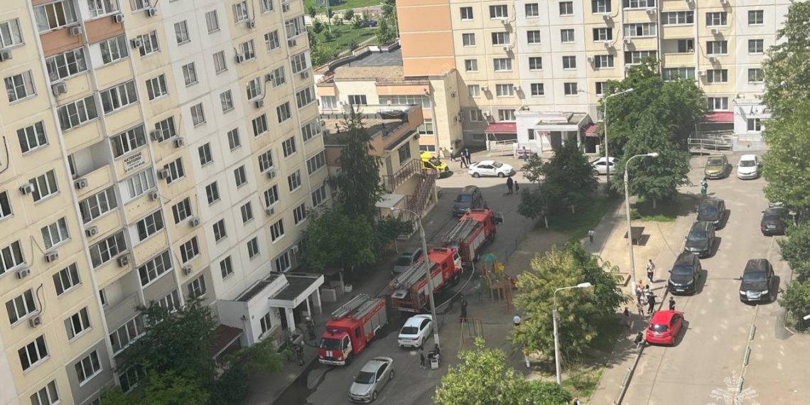 Из горящей многоэтажки в Краснодаре эвакуировали 100 человек