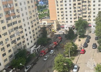 Из горящей многоэтажки в Краснодаре эвакуировали 100 человек