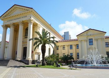 В Сочи ко Дню города открылись две новые выставки