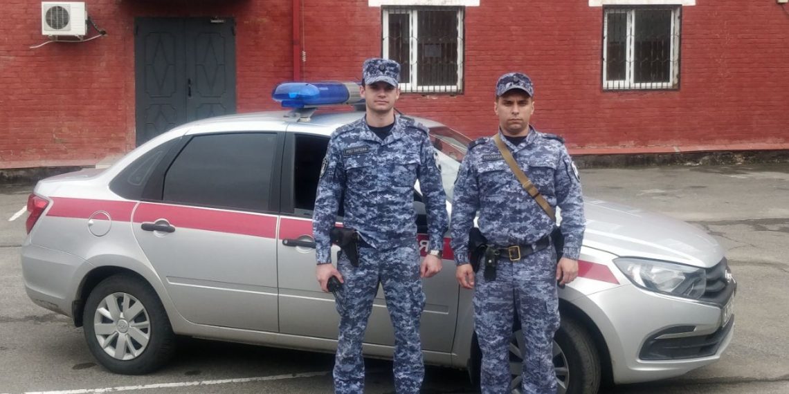 На Кубани росгвардейцы спасли двухлетнюю девочку, которую чуть не задохнулась