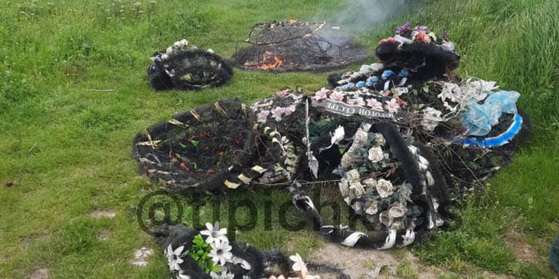 На Кубани поймали с поличным вандалов, которые жгли венки на кладбище