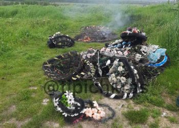 На Кубани поймали с поличным вандалов, которые жгли венки на кладбище